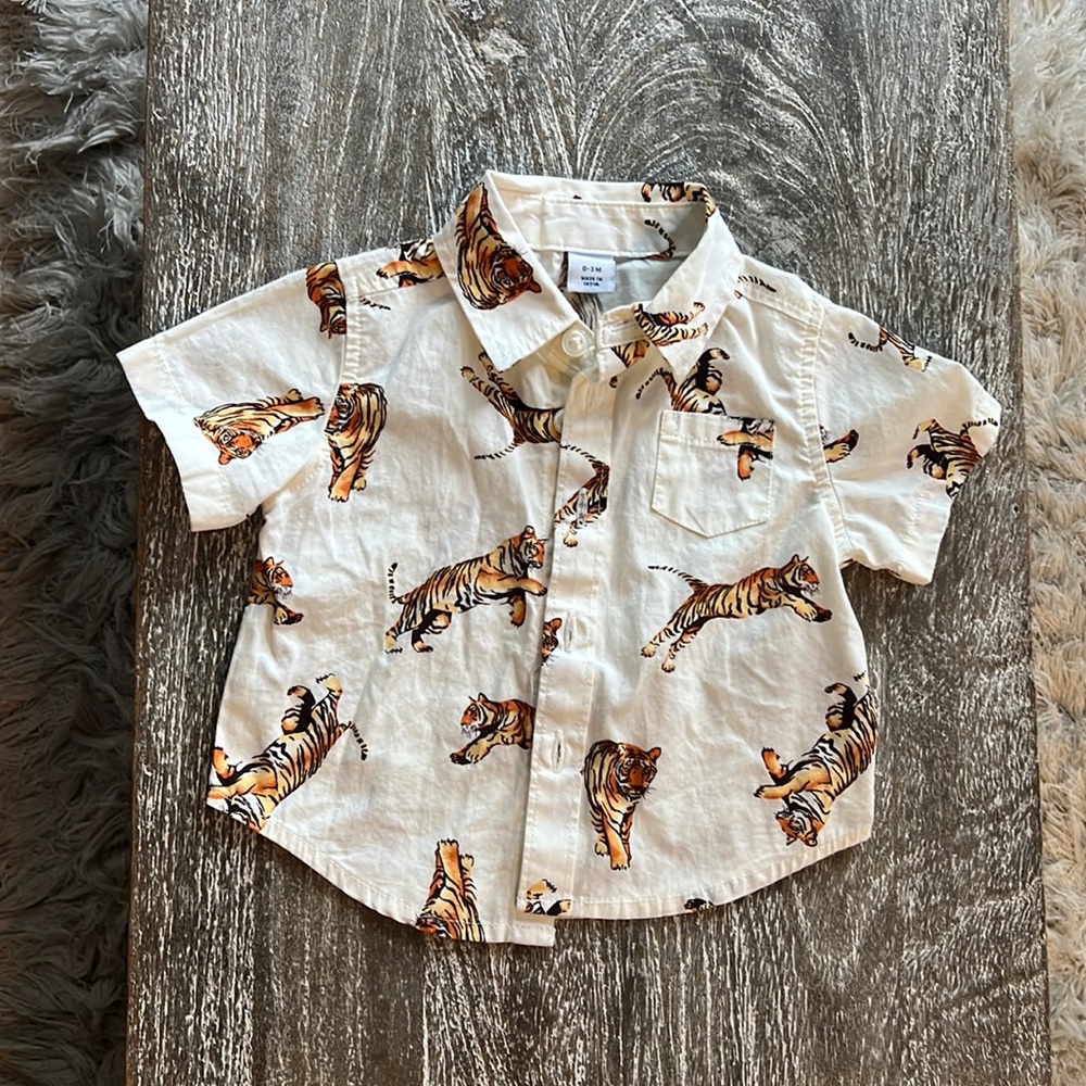 8/$16 Old Navy 100% cotton 0–3 month button down tiger shirt